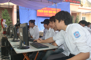 Các em học sinh tham gia tra cứu thông tin tuyển dụng thông qua trang web vieclamhoabinh.com.vn tại phiên giao dịch việc làm.